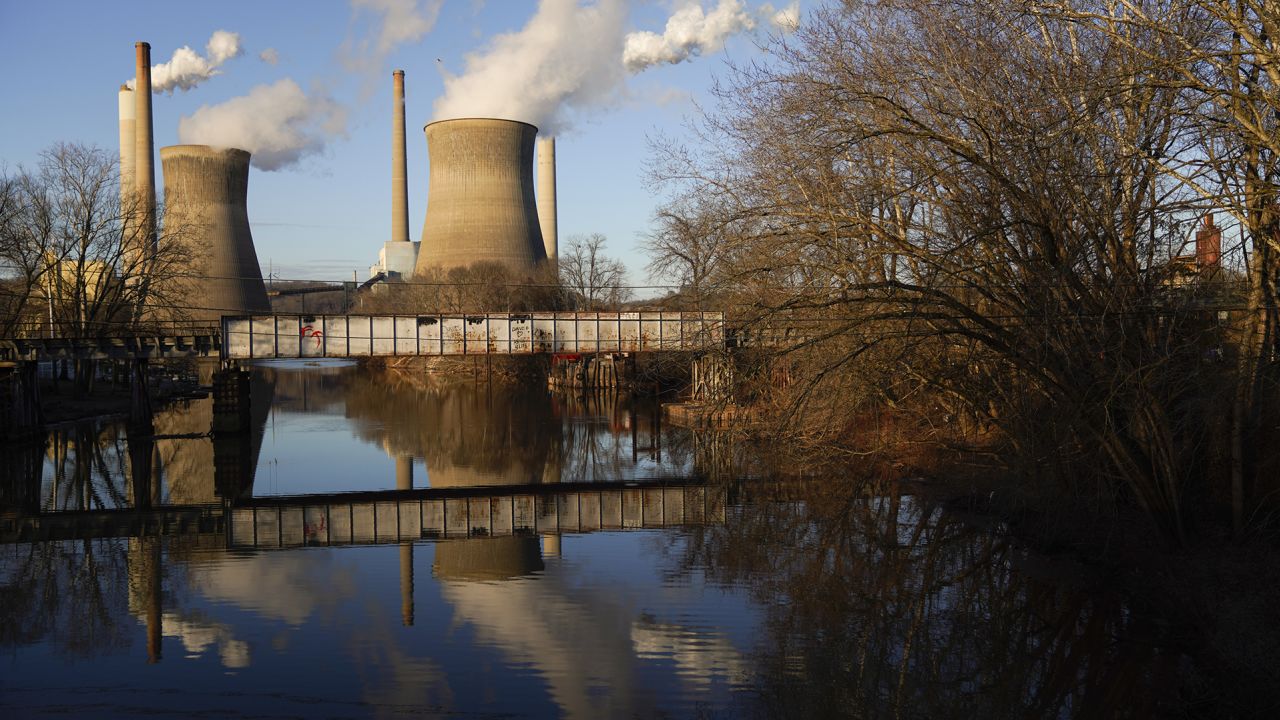 محطة جون إي آموس لتوليد الطاقة التي تعمل بالفحم في بوكا ، فيرجينيا الغربية.  لا تزال طاقة الوقود الأحفوري الدعامة الأساسية في الدولة.