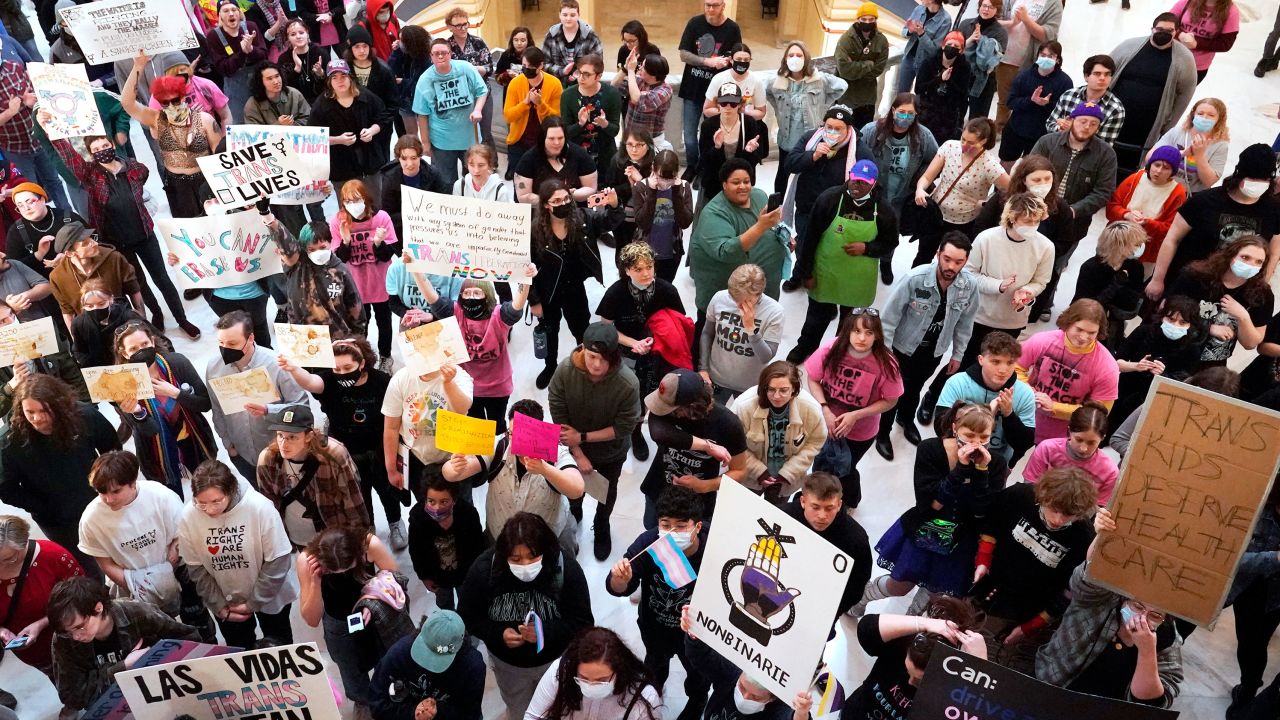 ناشطون في مجال حقوق المتحولين جنسيا يتظاهرون أمام غرفة مجلس النواب في مبنى الكابيتول بولاية أوكلاهوما في أوكلاهوما سيتي في 6 فبراير 2023. 