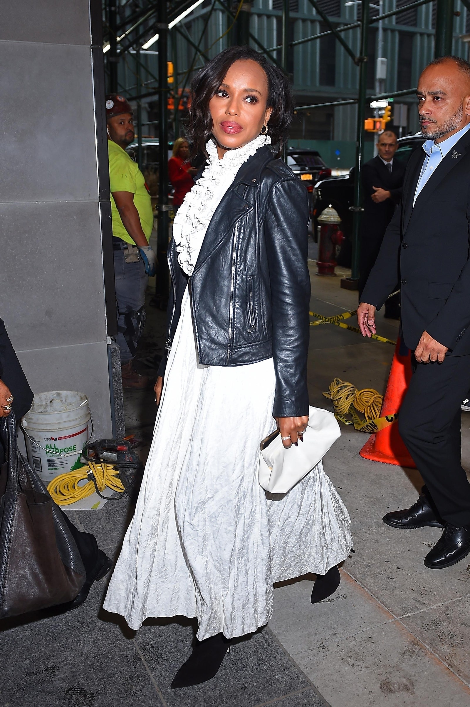 نيويورك نيويورك الممثلة كيري واشنطن تتوقف لمشاهدة ما يحدث على الهواء مباشرة مرتدية فستانًا أبيض مع سترة جلدية سوداء...