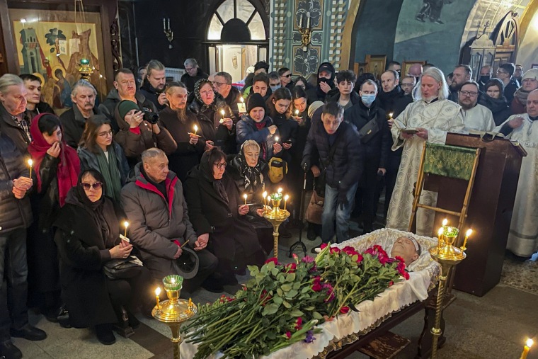 الأقارب والأصدقاء يؤدون احترامهم الأخير عند نعش زعيم المعارضة الروسية أليكسي نافالني.
