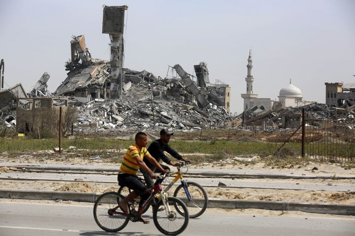 منظر للمباني المدمرة في دير البلح يوم 28 مارس مع استمرار الهجمات الإسرائيلية على غزة.