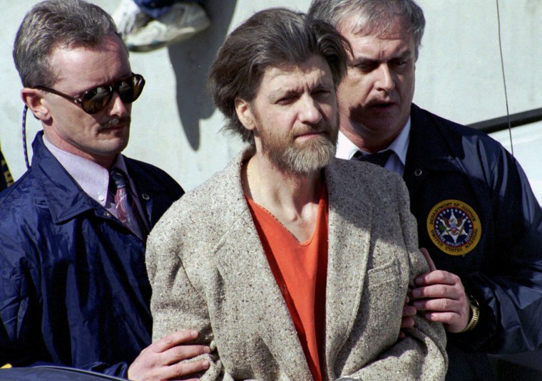 ثيودور "تيد" كاتشينسكي يتم اصطحابه من المحكمة الفيدرالية في هيلينا، مونت