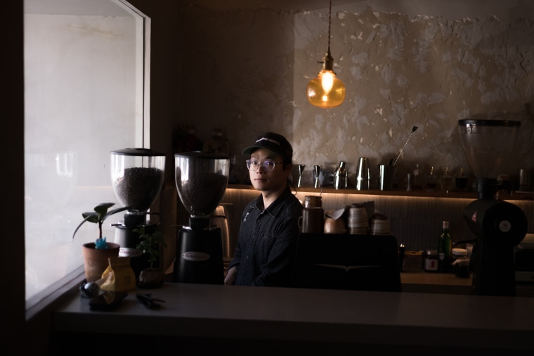 باريستا وانغ بينكي في مقهى في بكين في 6 مارس.