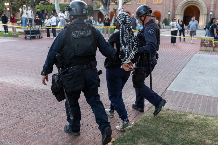 عناصر من قوات إنفاذ القانون وضباط الشرطة يتدخلون مع الطلاب المتظاهرين المؤيدين للفلسطينيين في جامعة جنوب كاليفورنيا 