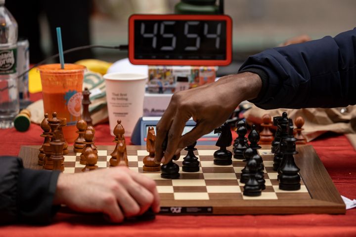 توندي أوناكويا، 29 عامًا، بطل الشطرنج النيجيري والمدافع عن تعليم الأطفال، يلعب لعبة الشطرنج في تايمز سكوير، الجمعة 19 أبريل 2024 في نيويورك.  (صورة AP/يوكي إيوامورا)