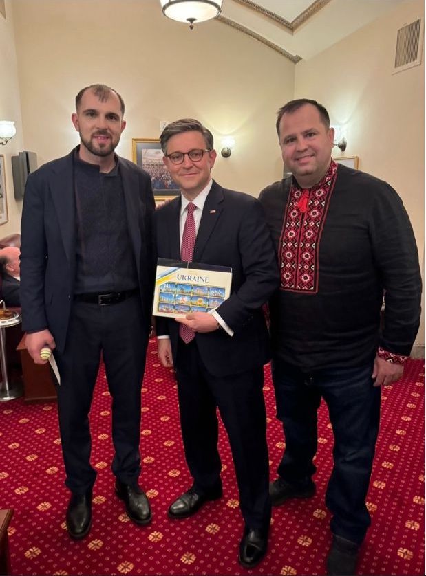 (من اليسار إلى اليمين) ضحية الغارة الجوية الأوكرانية سيهري هايدارجي، ورئيس مجلس النواب مايك جونسون (جمهوري من لوس أنجلوس) والزعيم الإنجيلي الأوكراني بافلو أونغوريان يجتمعون في واشنطن في 17 نيسان/أبريل.