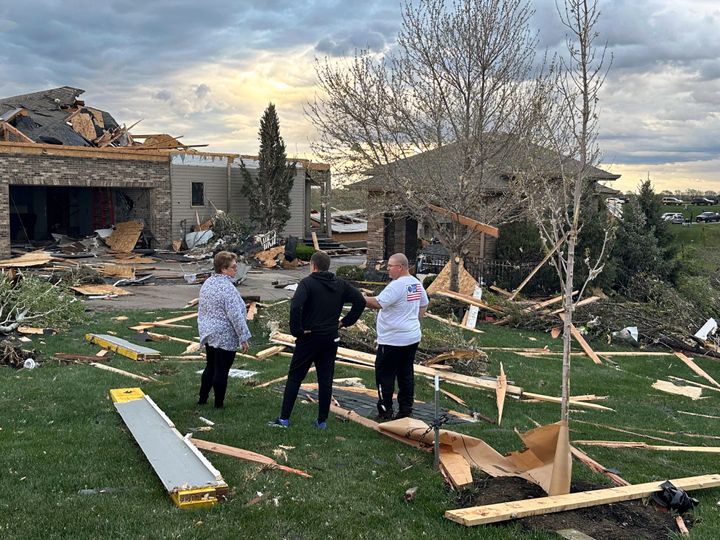 أصحاب المنازل يقيمون الأضرار بعد أن تسبب إعصار في أضرار جسيمة في حيهم شمال غرب أوماها في بينينجتون، نبراسكا، الجمعة، 26 أبريل، 2024. (AP Photo/Josh Funk)