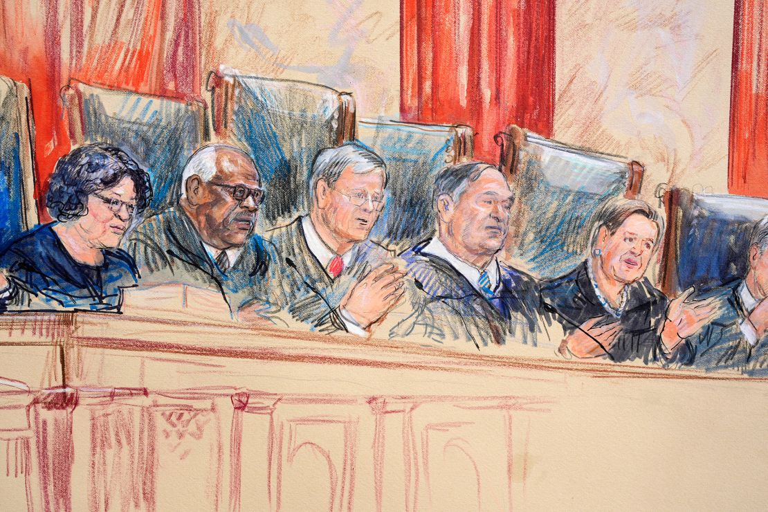 يصور هذا الرسم الفني، من اليسار، القاضية سونيا سوتومايور، والقاضي كلارنس توماس، ورئيس المحكمة العليا جون روبرتس، والقاضية صامويل أليتو، والقاضية إيلينا كاجان.