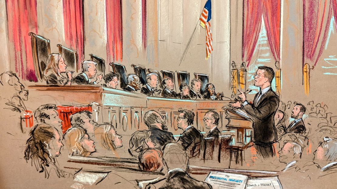 في هذا الرسم التخطيطي من المحكمة، يتجادل د. جون سوير أمام المحكمة العليا الأمريكية حول ما إذا كان الرئيس السابق دونالد ترامب محصنًا من الملاحقة الجنائية في واشنطن العاصمة، يوم الخميس 25 أبريل 2024. 