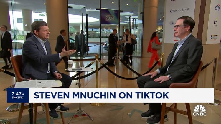 وزير الخزانة السابق ستيفن منوشين على TikTok: نحن مهتمون بشرائه أو الاستثمار فيه