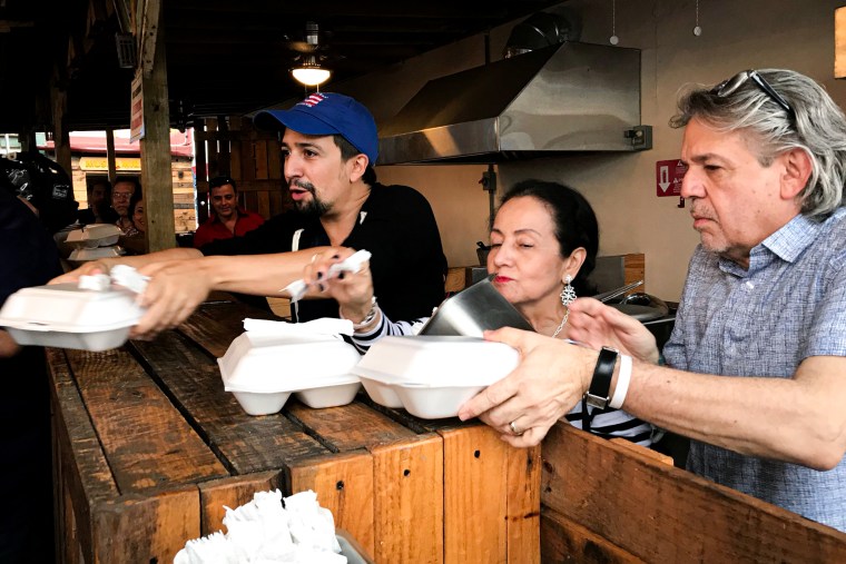 لويس ميراندا وعائلته يقدمون الطعام لضحايا إعصار ماريا.