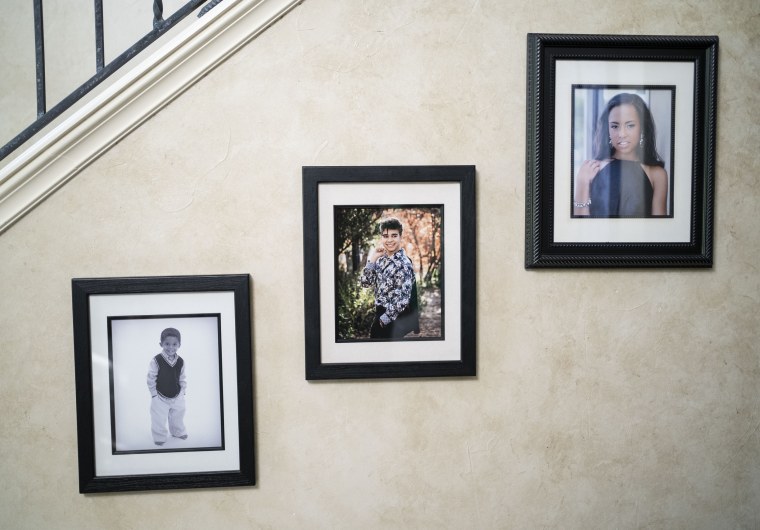 صور لأطفال أنجيلا جونز والدكتور ويندل جونز في منزلهم في ساوث ليك.