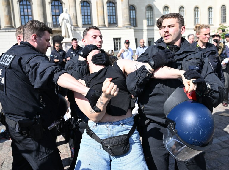 محتجون تعرضوا للاعتقال أثناء فض اعتصامهم بحديقة جامعة هومبولت" في برلين (الأناضول)