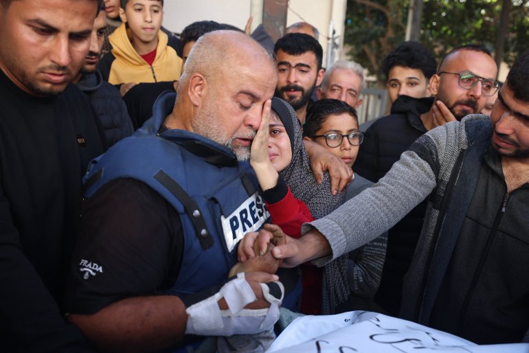 مدير مكتب الجزيرة في غزة، وائل الدحدوح (في الوسط) يعانق ابنته خلال جنازة ابنه حمزة وائل الدحدوح، الصحفي في شبكة الجزيرة الفضائية، الذي قُتل في غارة جوية إسرائيلية على رفح في قطاع غزة. تجريد في 7 يناير