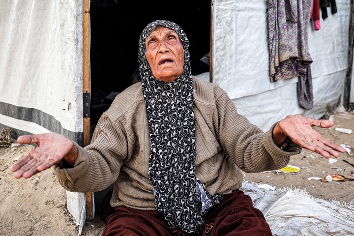 رد فعل امرأة مسنة وهي تجلس خارج خيمة في مخيم للنازحين الفلسطينيين في رفح بجنوب قطاع غزة في 30 أبريل 2024. (تصوير وكالة فرانس برس) (تصوير - / وكالة فرانس برس عبر غيتي إيماجز)