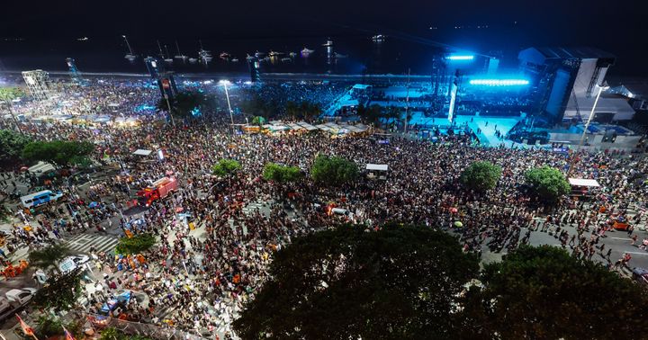 منظر عام للجمهور قبل أداء مادونا على شاطئ كوباكابانا.  وأفادت التقارير أن 1.6 مليون شخص حضروا العرض.