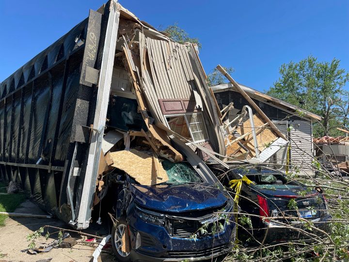 انقلب منزل متنقل على سيارتين مجاورتين بعد أن ضرب إعصار بافيليون إستيتس بالقرب من كالامازو بولاية ميشيغان في 8 مايو 2024.