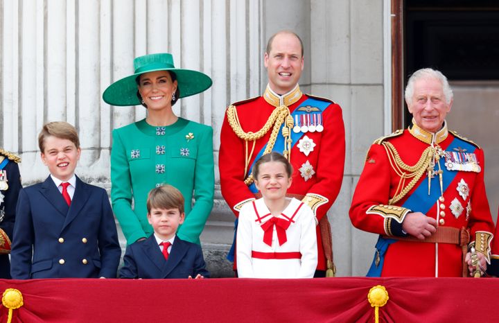 عائلة ويلز والملك تشارلز الثالث يشاهدان تحليقًا لسلاح الجو الملكي البريطاني من شرفة قصر باكنغهام خلال Trooping the Color في 17 يونيو 2023، في لندن، إنجلترا.
